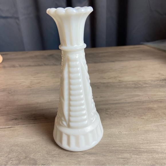 Milk Glass Bud Vase by ANCHOR HOCKING 6” - Picture 2 of 7